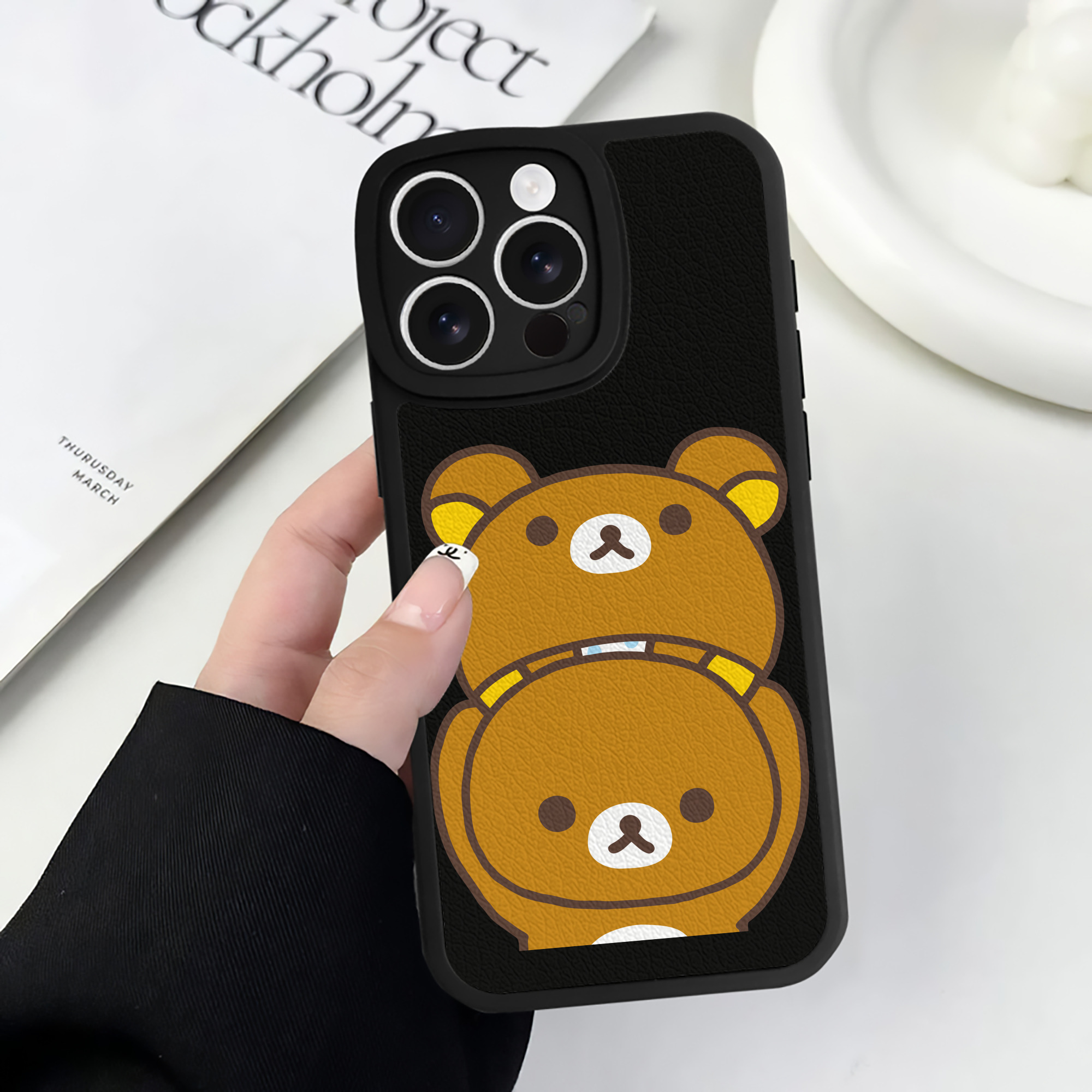 （画像用） リラックマ リラックマ キイロイトリ Rilakkuma Korilakkuma Kiiroitori 【iPhone 16シリーズ対応】シリコンスマホケース（レザー調） 材質：シリコン
